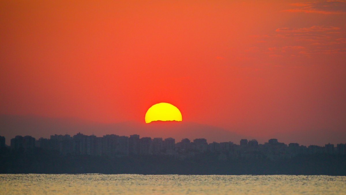 Antalya'da gün doğumu gökyüzünü kızıla boyadı