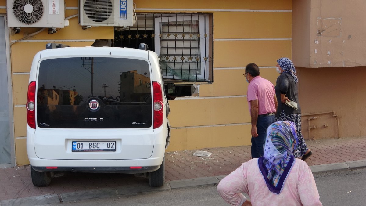 Mersin'de acemi sürücü sağlık ocağına daldı