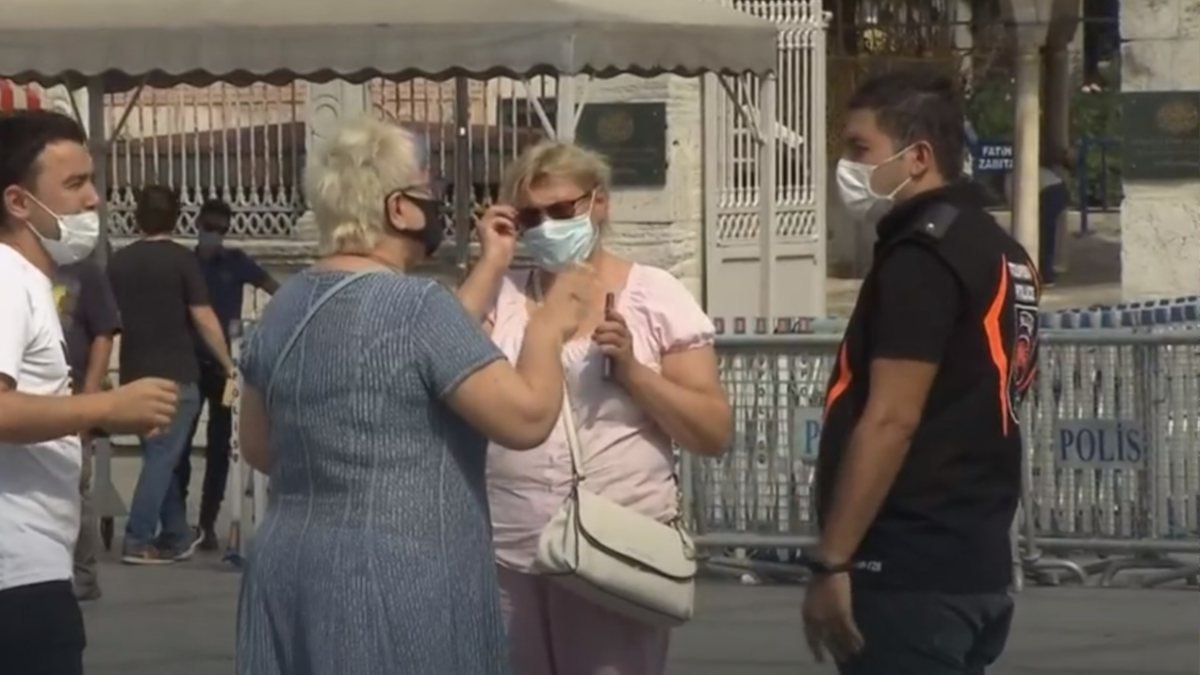 İstanbul'da polisler 9 dilde maske takın uyarısı yapıyor