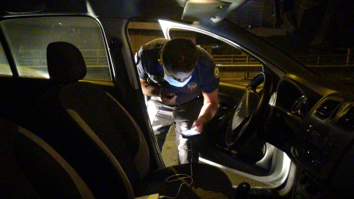 İzmir'de otomobilden atılan poşetlerden 2.5 kilo uyuşturucu çıktı