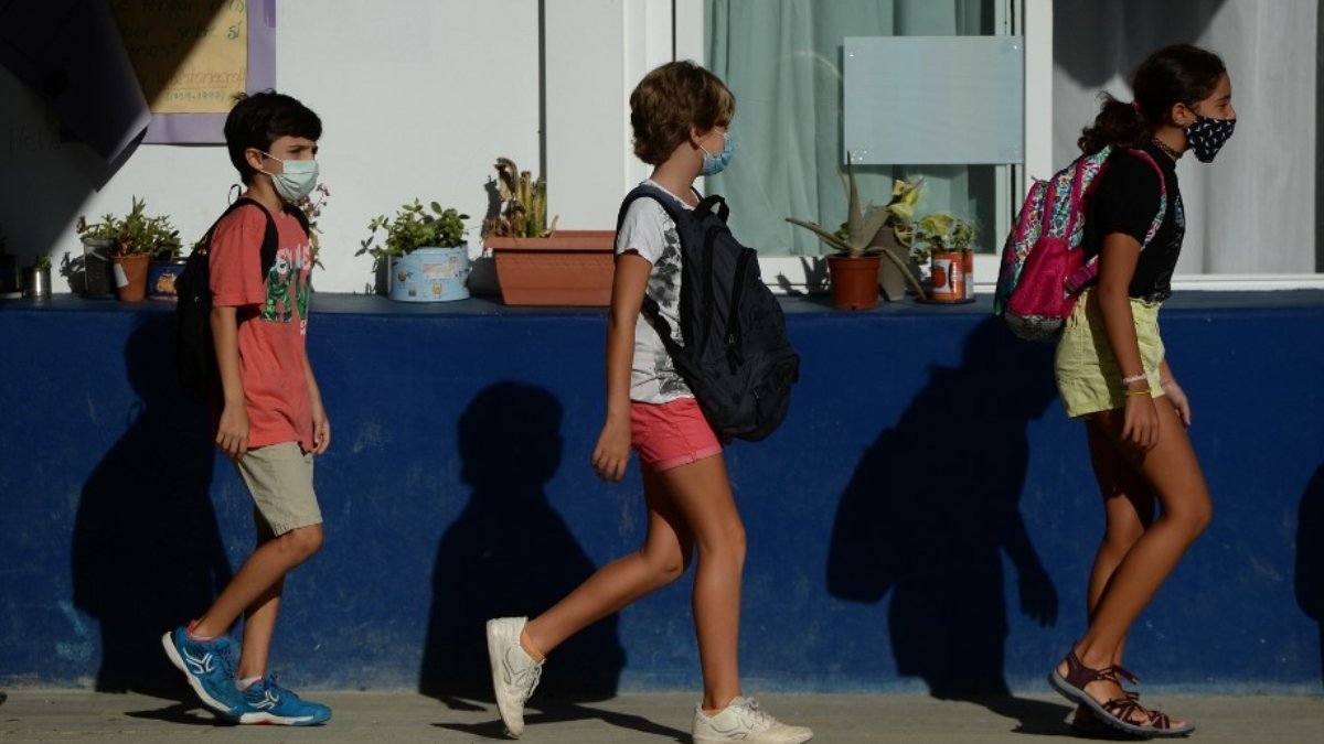 İspanya'da okullarda 2 bin 852 sınıf koronavirüsten kapandı