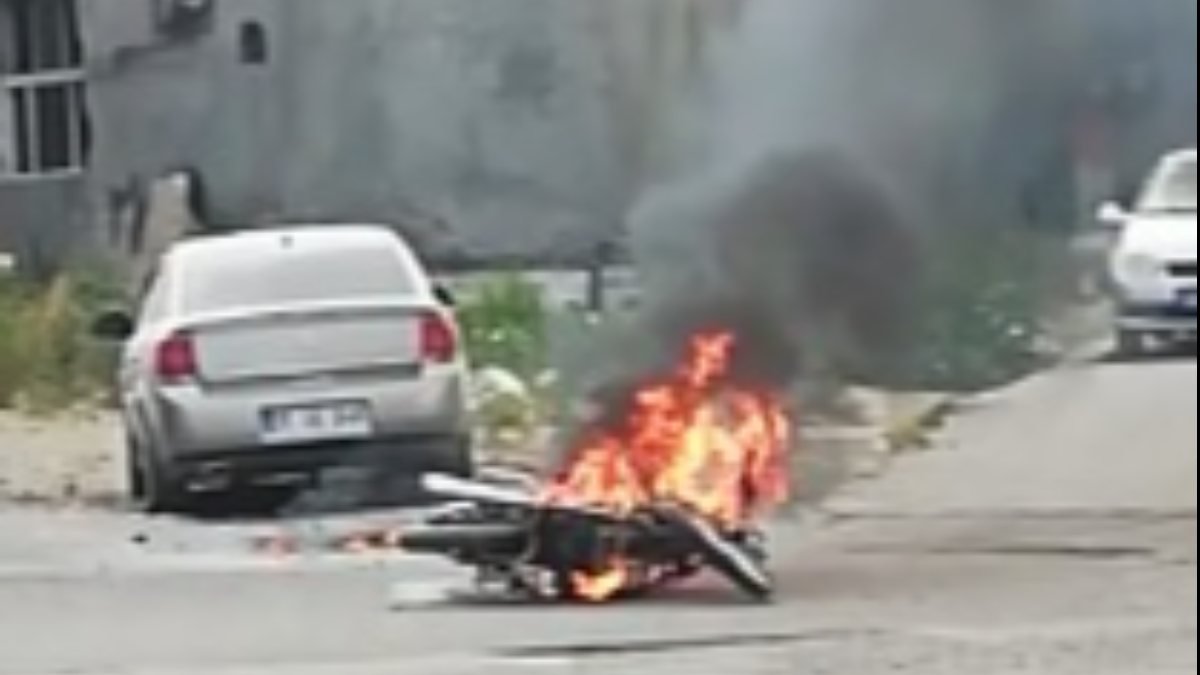 Hatay'da cezayı yiyen motosiklet sürücüsü, ceza yememek için motosikletini yaktı