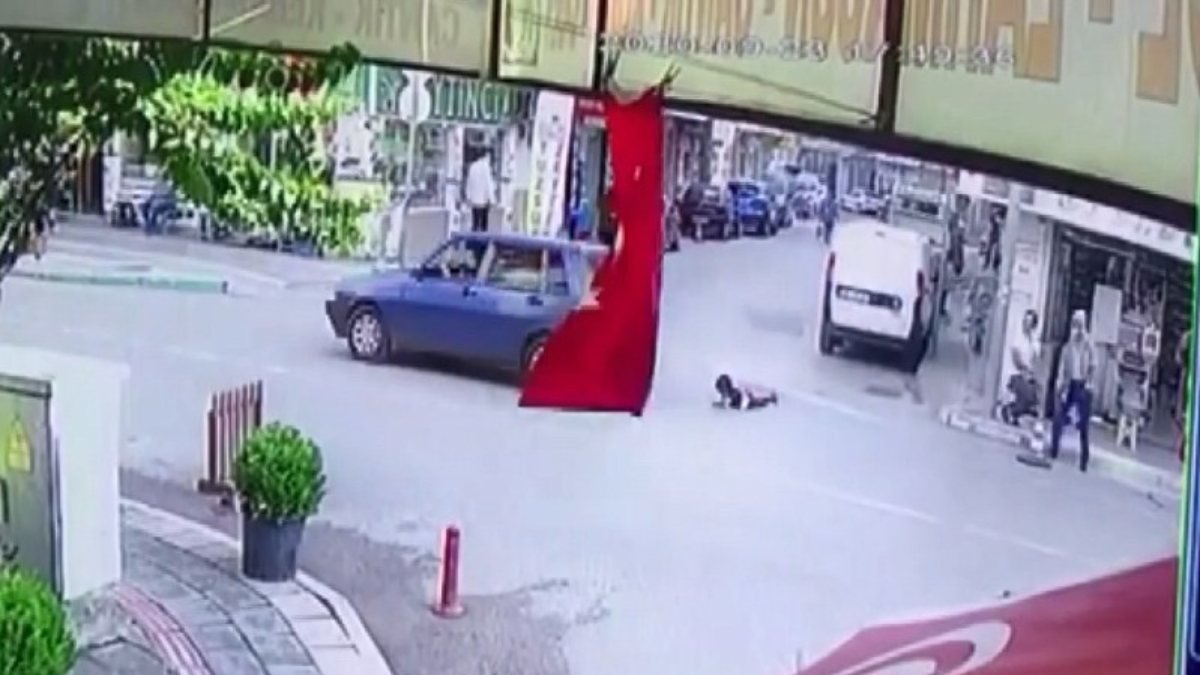 Bursa’da arabanın kapısı açık kalınca, içindeki çocuk yola düştü