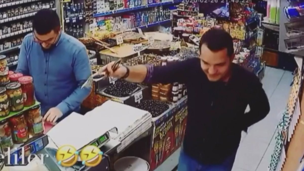 Adana'nın 13 yıllık esnafının marketine giren müşteri, oynamadan çıkamıyor