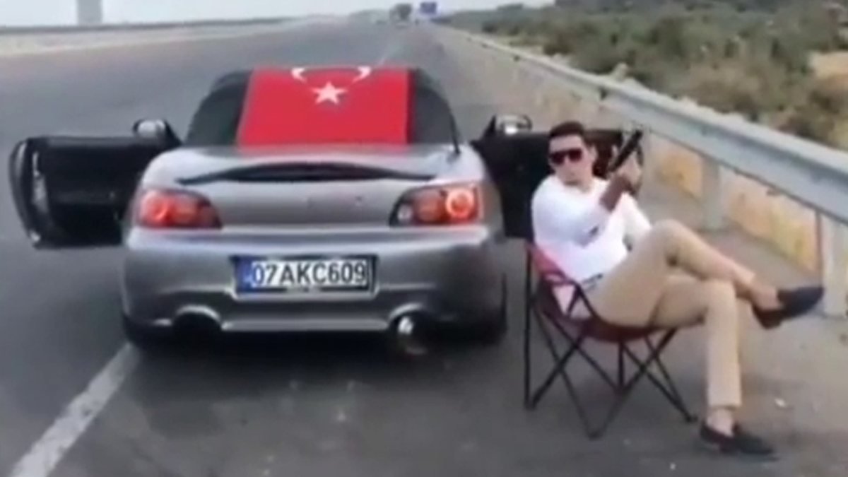 Antalya'da otoyol kenarına aracını çekip havaya ateş açan sürücü yakalandı