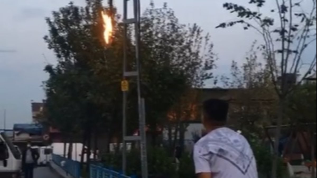 Sultangazi'de patlayan elektrik direği ile selfie çekildiler