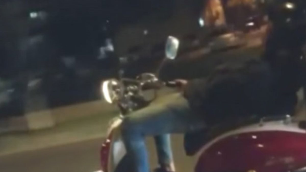 Bursa'da motosikleti sırtüstü yatarak kullanan sürücü