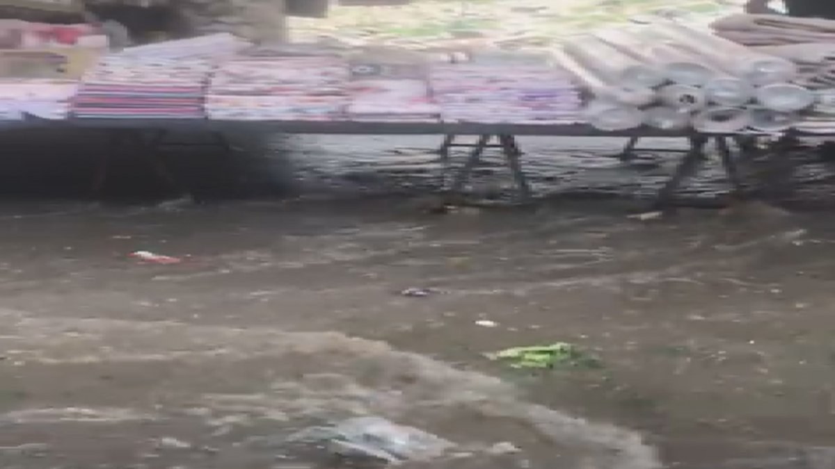 Arnavutköy'de sağanak yağış sele neden oldu