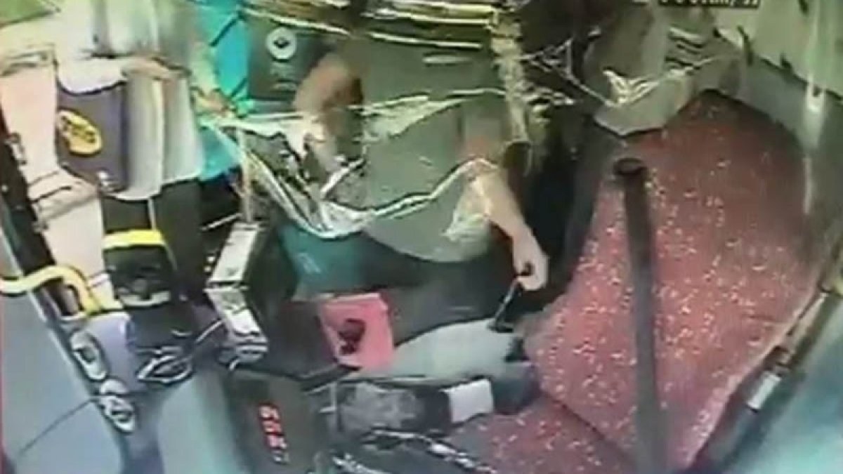 Ortaköy'de otobüsteki kavgayı ayırmak isteyen şoförün telefonunu çaldı