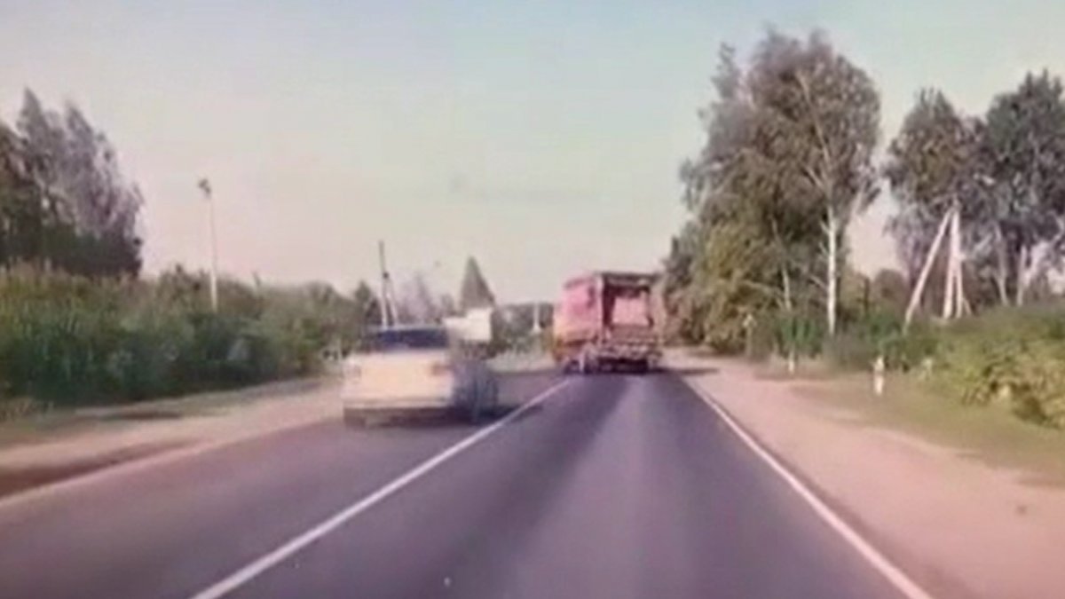 Rusya'da hızla giden aracın çöp kamyonuna çarpma anı
