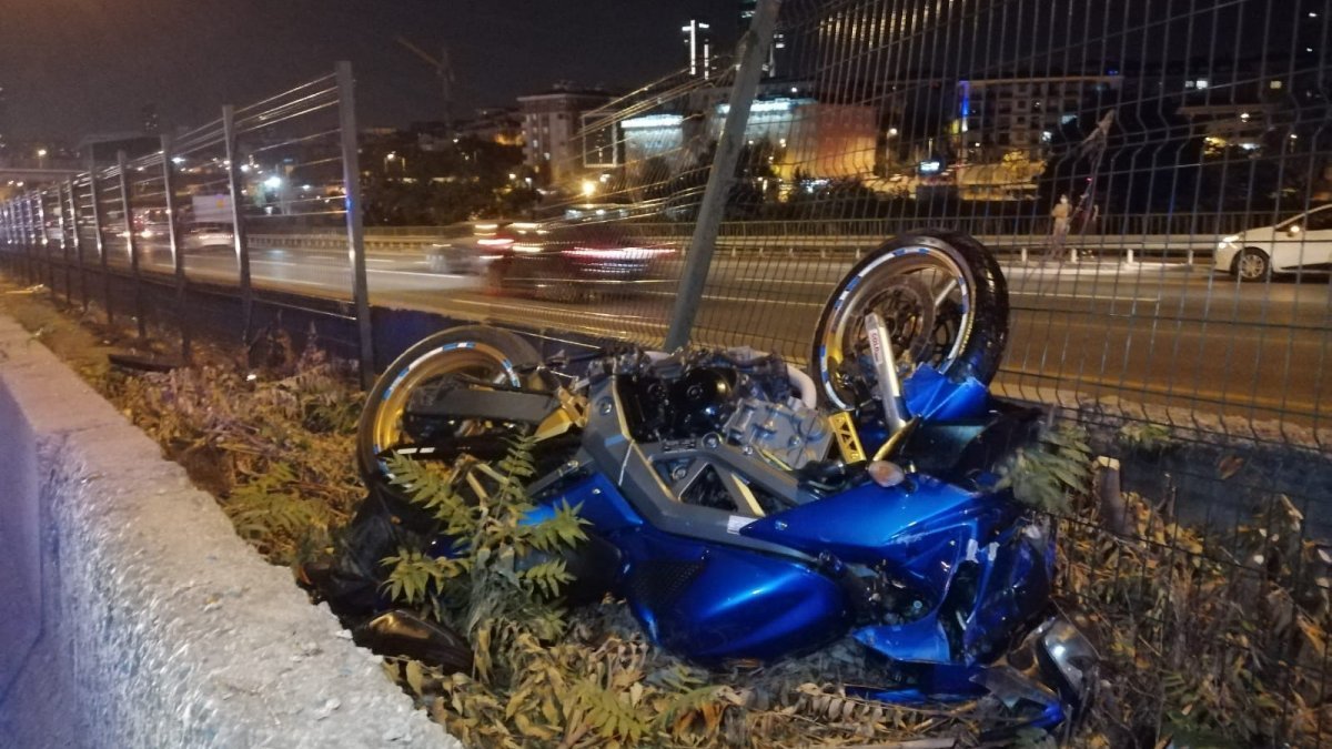 İstanbul’da makas atan sürücü iki motosiklete çarptı