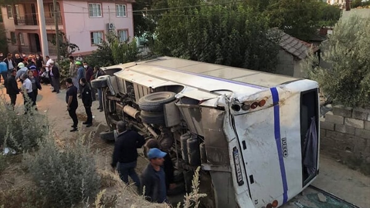 Manisa'da işçi taşıyan minibüs ile kamyon çarpıştı: 26 yaralı