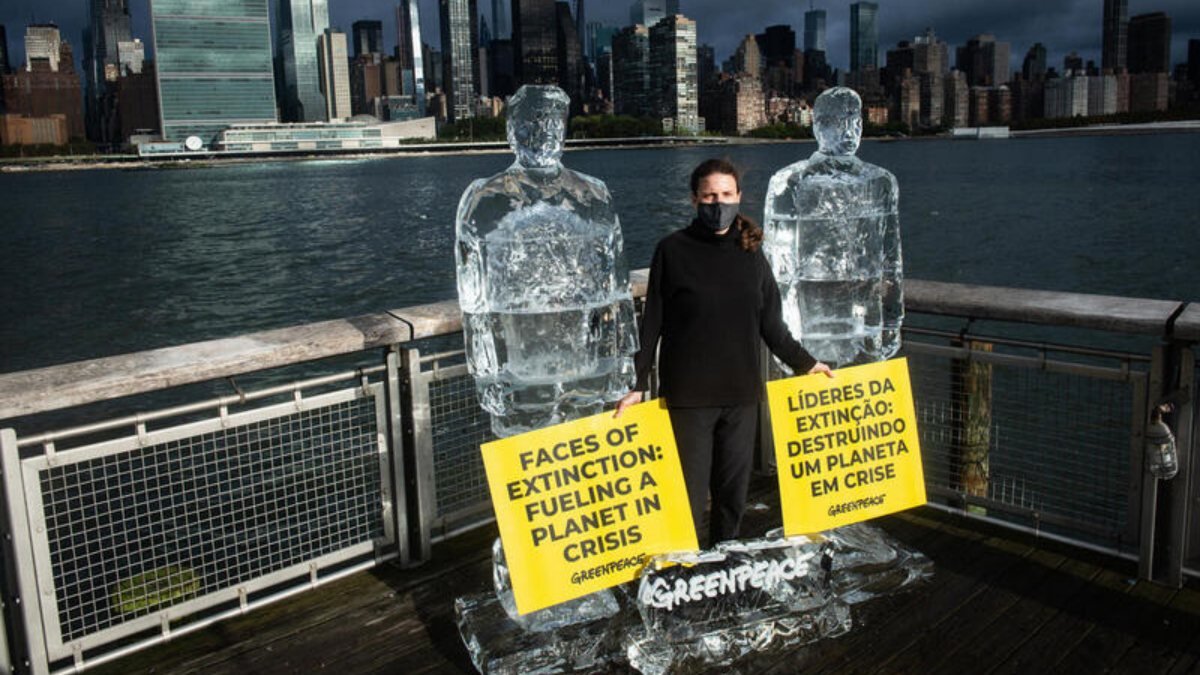 Trump ve Bolsonaro'nun buzdan heykeliyle iklim değişikliğine dikkat çektiler