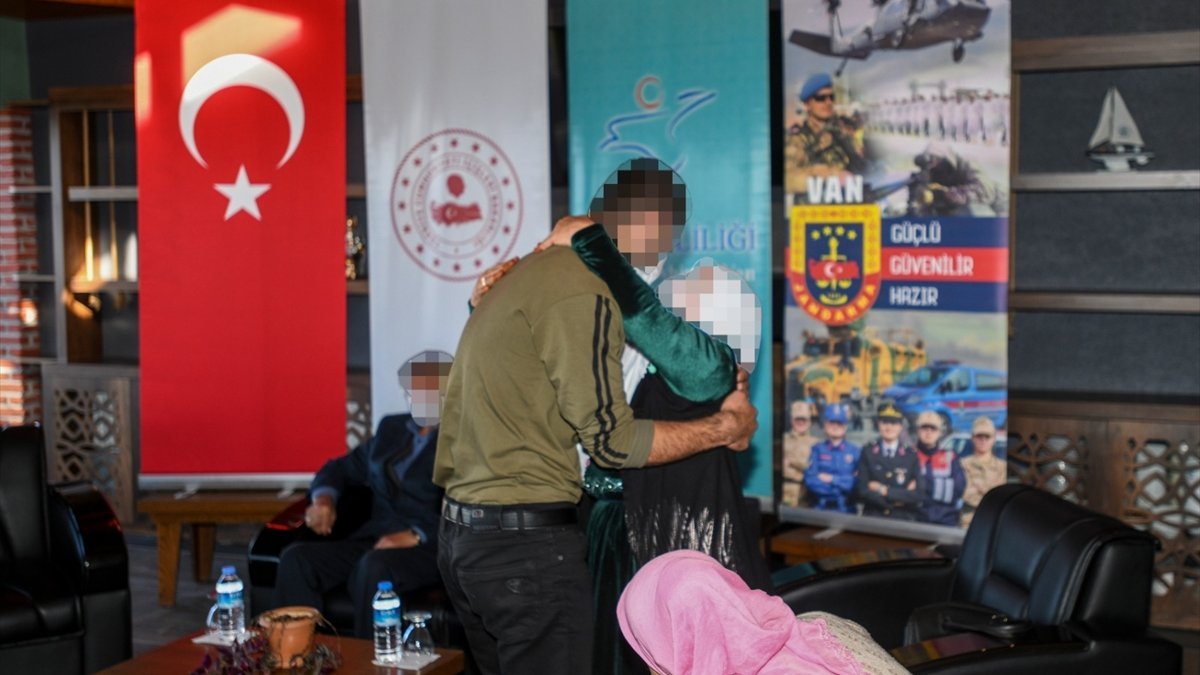 Van'da ikna çalışmalarıyla teslim olan PKK'lı terörist ailesi ile buluştu