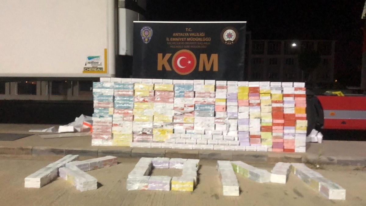 Antalya polisi 900 bin liralık kaçak sigara ele geçirdi