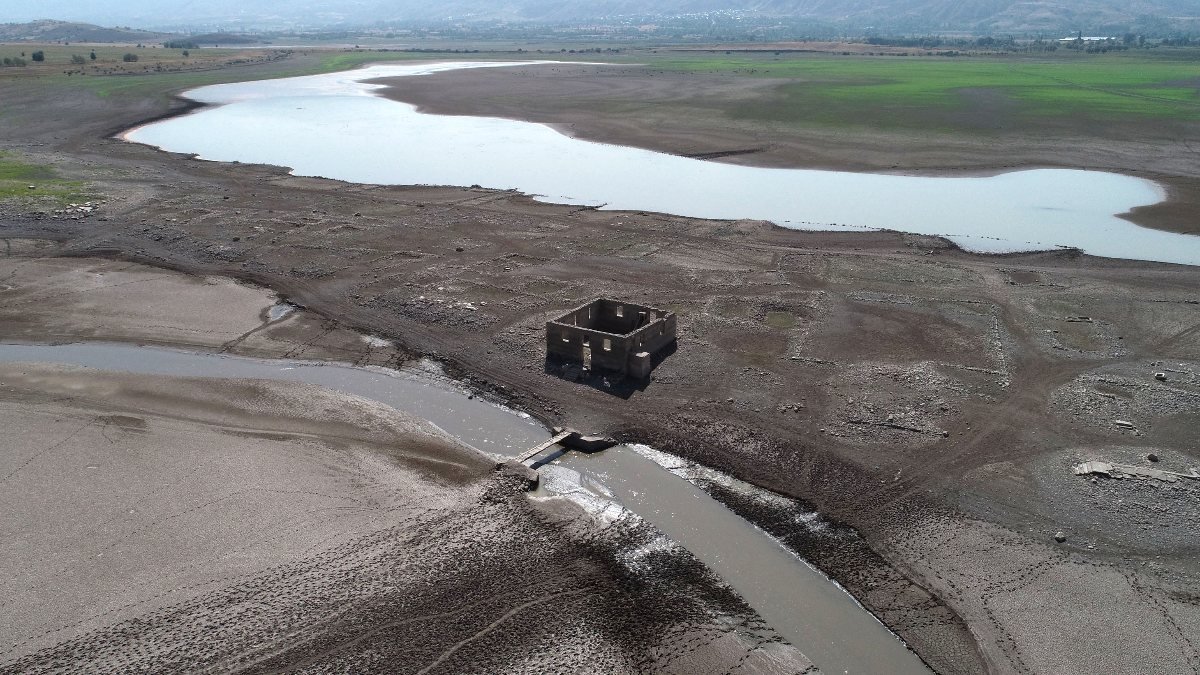 Sivas'ta baraj gölünde suyun çekilmesiyle köy kalıntıları ortaya çıktı