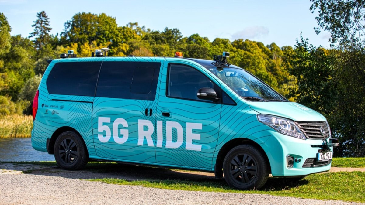 İsveç'in başkenti Stockholm’de elektrikli 5G minibüsleri test ediliyor