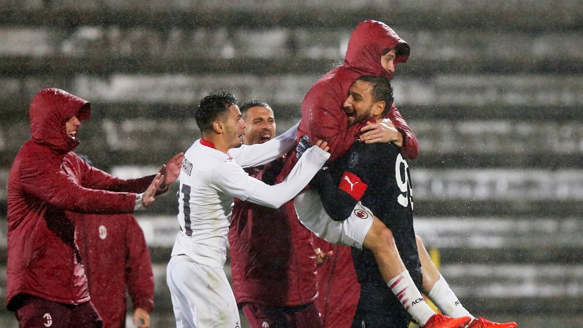 Hakan Çalhanoğlu attı, Milan penaltılar sonucu Rio Ave'yi eledi
