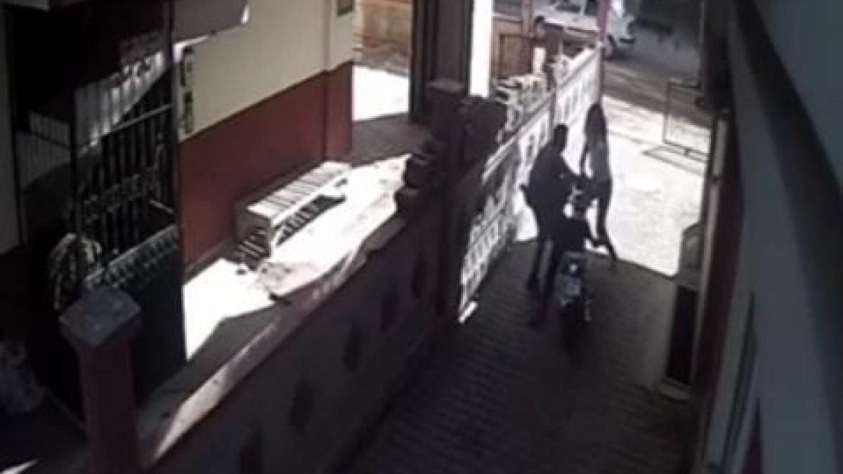 Antalyalı genç kız, motosiklet hırsızlarının önüne atladı