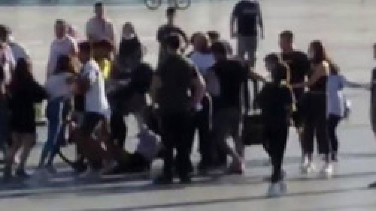 Antalya'da genç kızlar saç saça kavga etti