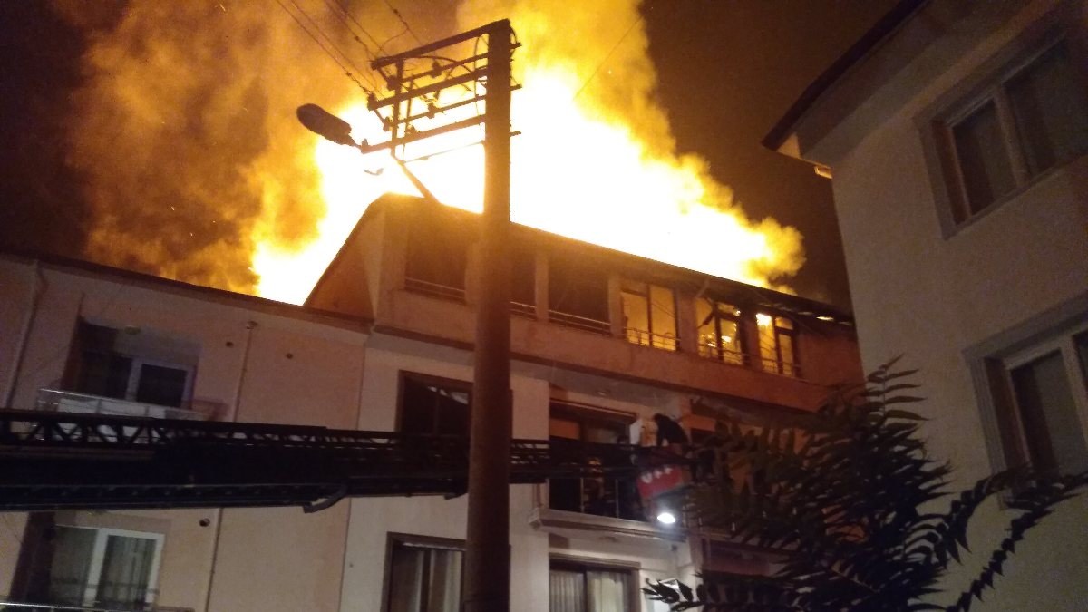 Kütahya'da bir apartmanın 5. katında yangın çıktı
