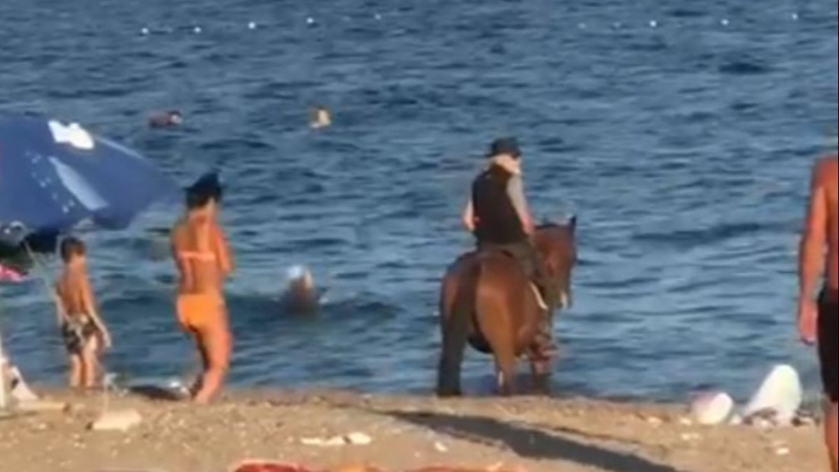 Antalya'da atını denize süren kovboy
