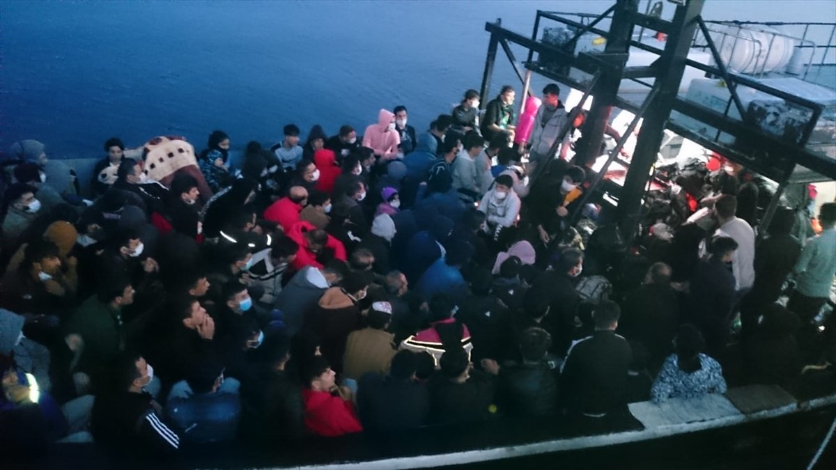 İtalya'ya gitmeye çalışan 180 kaçak göçmen yakalandı