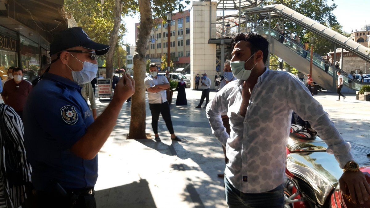 Kahramanmaraş'ta aranan şahıs maskesini yanlış takınca yakalandı