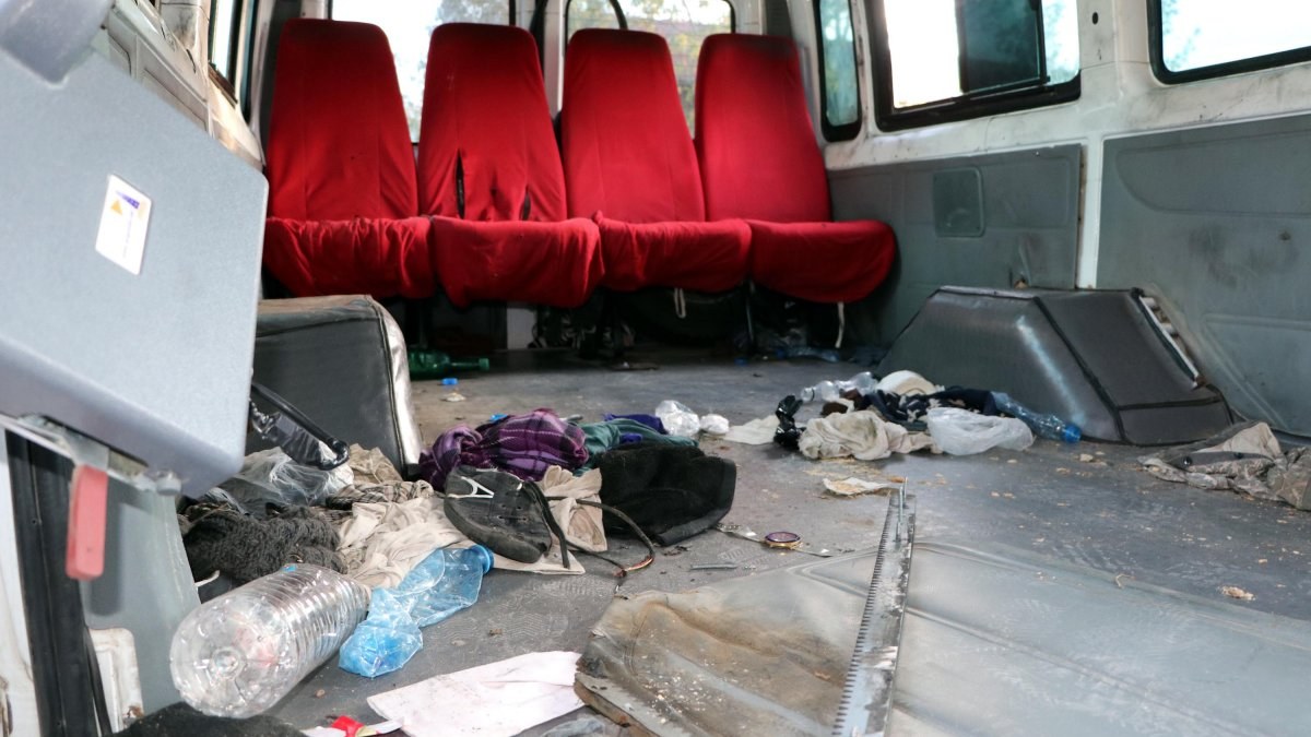 Van'da göçmenleri taşımak için koltukları söktüler