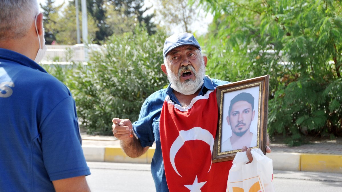 Antalya'da oğlunun katillerine verilen cezayı bıçakla protesto etti