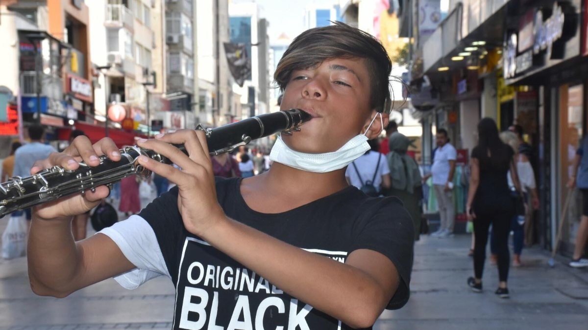 İzmir'deki sokak müzisyeninin hayali, güzel sanatlar fakültesi okumak