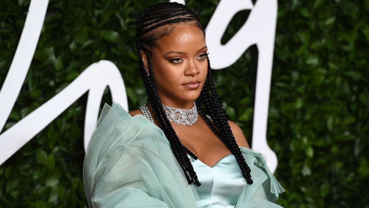 Rihanna 'hadis' tepkisi sonrası Müslümanlardan özür diledi