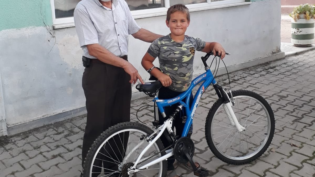 Bursa'dan Suriye'deki Mehmetçik'e mektup gönderen çocuğa bisiklet sürprizi