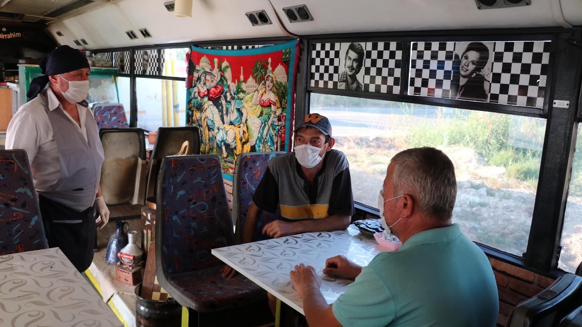 Denizli'de eski halk otobüsünü seyyar kokoreç dükkanı yaptı