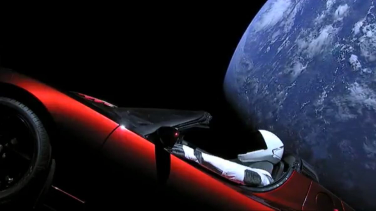 SpaceX'in uzaya gönderdiği Tesla Roadster, Mars'ın yakınından geçti