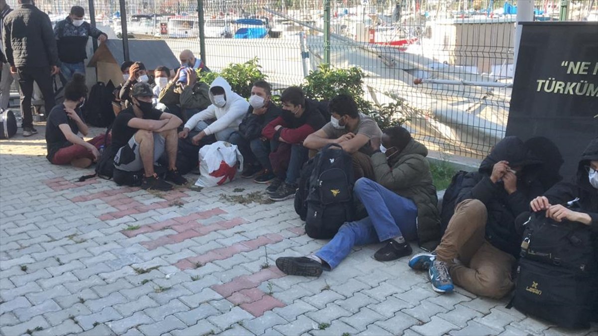 İzmir'de tekneye operasyon: Çok sayıda sığınmacı yakalandı