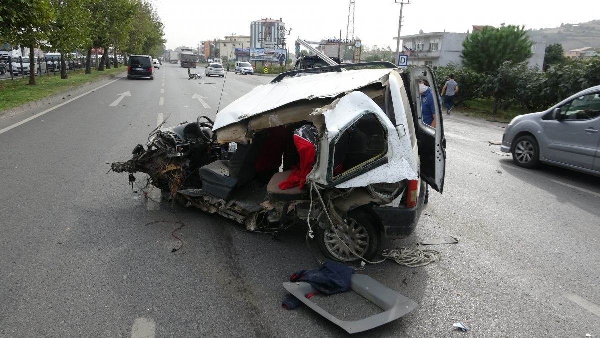 Samsun'da ağaca çarpan araç ikiye ayrıldı