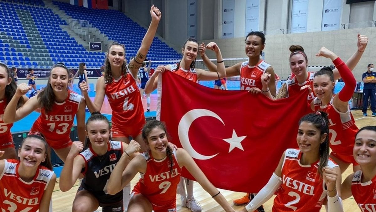 17 Yaş Altı Kız Voleybol Milli Takımımız Avrupa Şampiyonası'nda finale yükseldi
