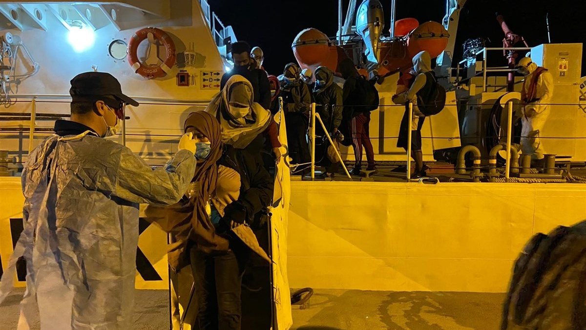 Yunanistan'ın 18 kaçak göçmeni Ayvalık'ta ölüme terk etti: Sahil Güvenlik kurtardı