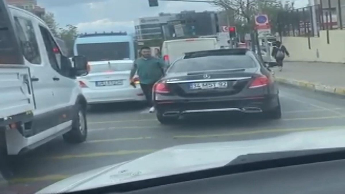 Pendik'te trafikte silah gösteren maganda kamerada