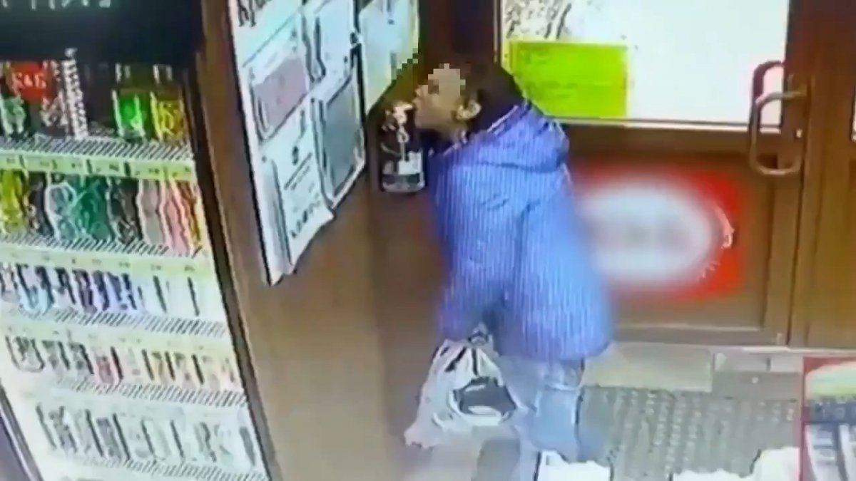 Rusya'da marketteki müşterinin dezenfektan içtiği o anlar kamerada