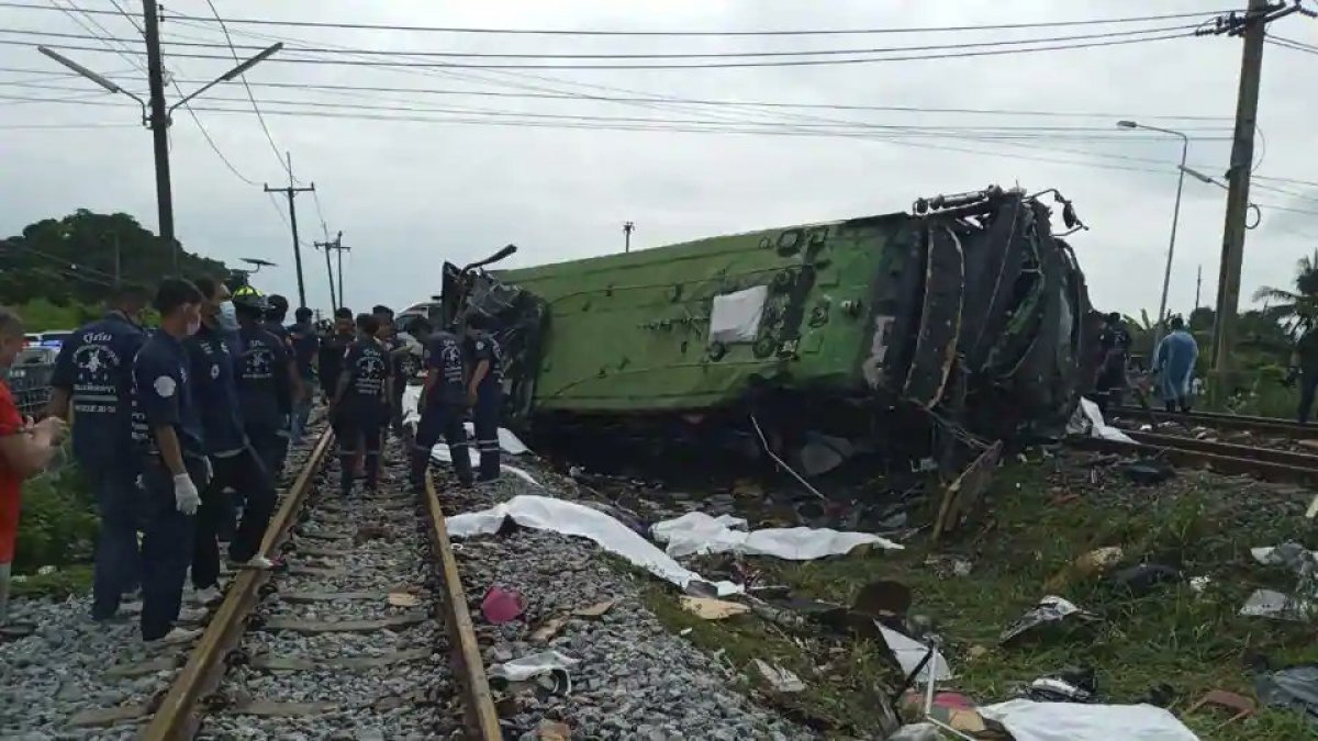 Tayland'da hemzemin geçitte tren otobüse çarptı: 17 ölü, 30 yaralı