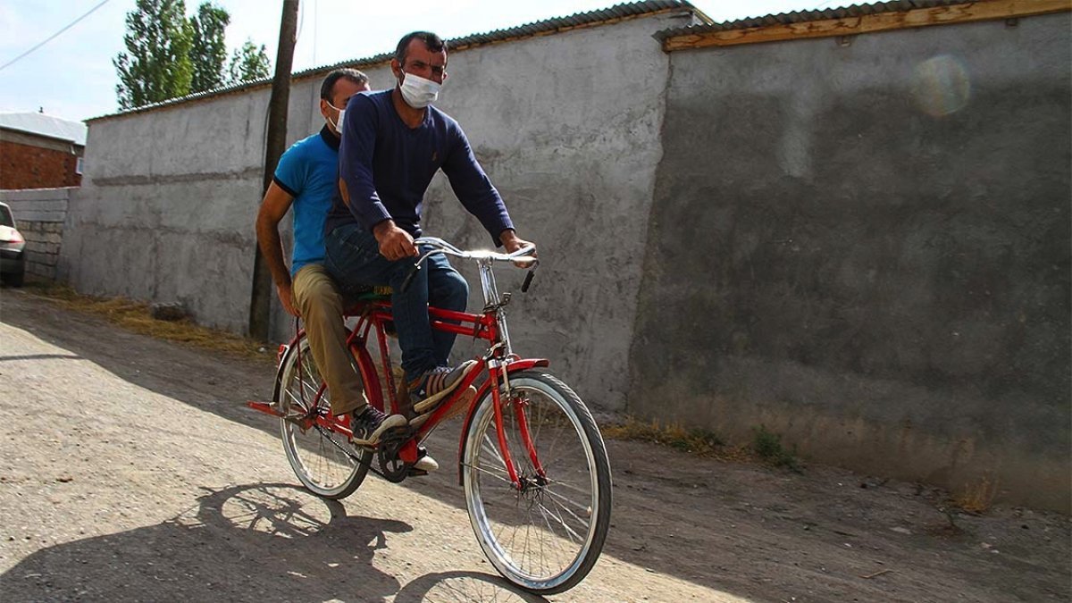 Iğdır'da kullandıkları bisikletle birbirlerine ayak ve göz oldular