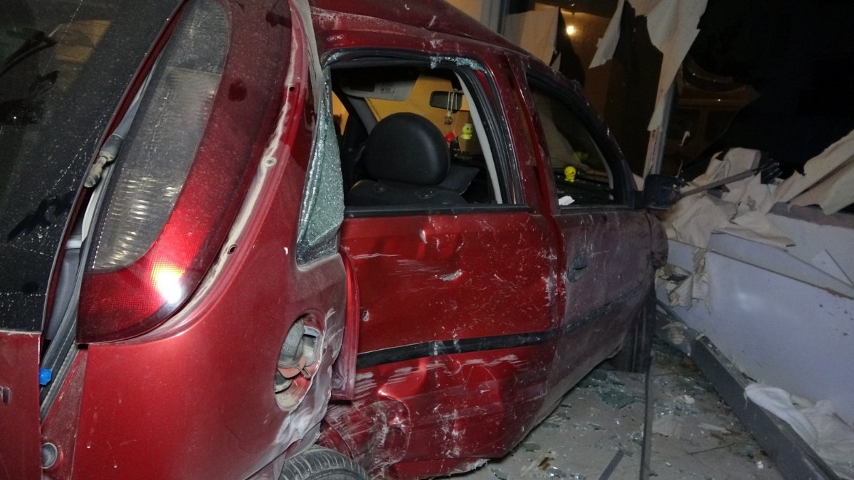 Antalya'da virajı alamayan otomobil dükkana girdi