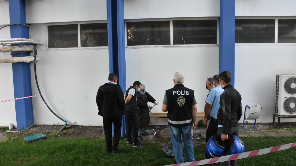 İzmir’de bir kişi hastane bahçesindeki bank üzerinde ölü bulundu