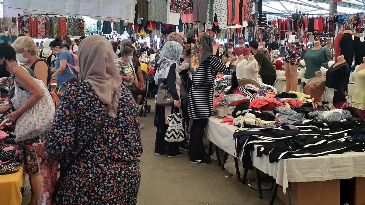 İzmir'de koronavirüse rağmen semt pazarlarında yoğunluk yaşanıyor