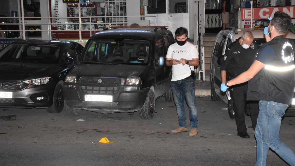 İzmir'de telefon alışverişinde kan döküldü: 3 yaralı