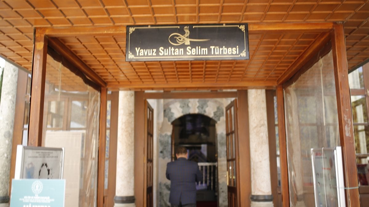 Yavuz Sultan Selim'in kaftanını Fethullah Gülen'e götürmek istediler