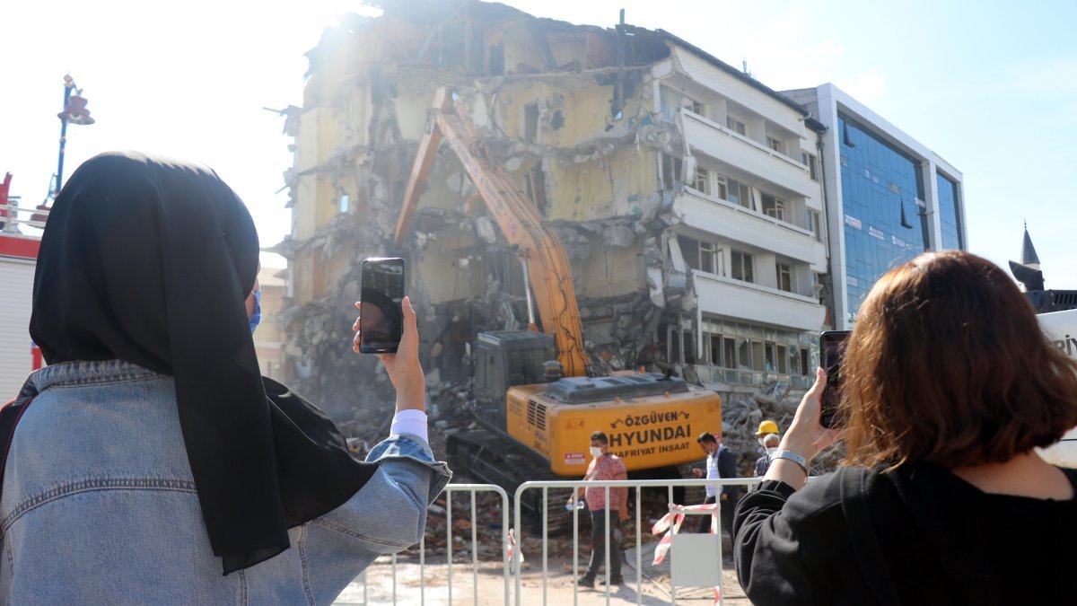 Bolu'da eski otel binasının yıkılışını ilgiyle izlediler