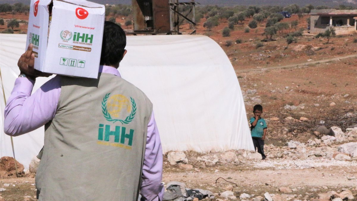 İHH, İdlib’deki ailelere gıda yardımı yaptı